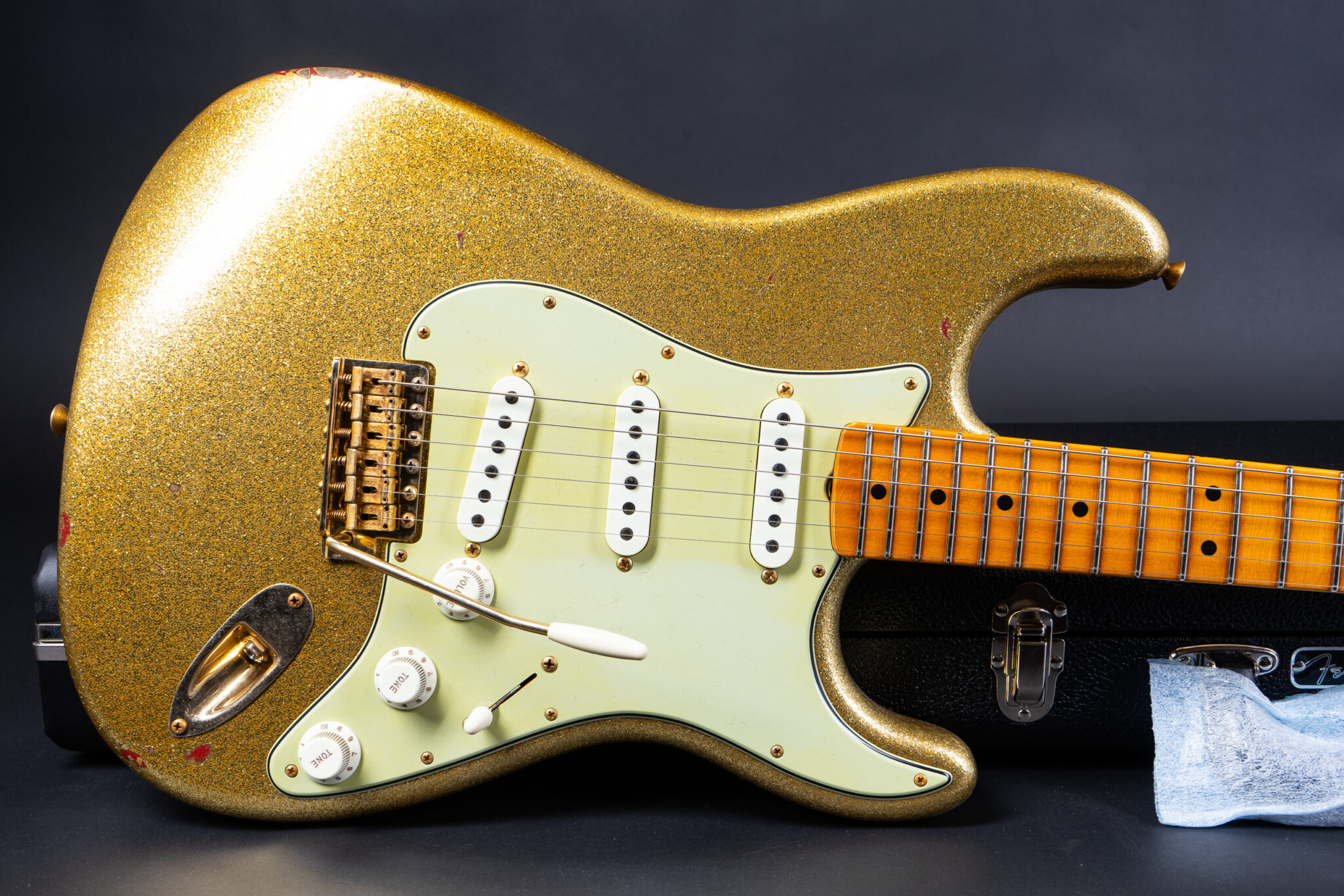 https://guitarpoint.de/app/uploads/products/2021-fender-carlos-lopez-masterbuilt-1964-stratocaster-gold-sparkle-over-dakota-red/2021-Fender-Carlos-Lopez-64-Strat-Gold-Sparkle-CL0103-10-2048x1366.jpg