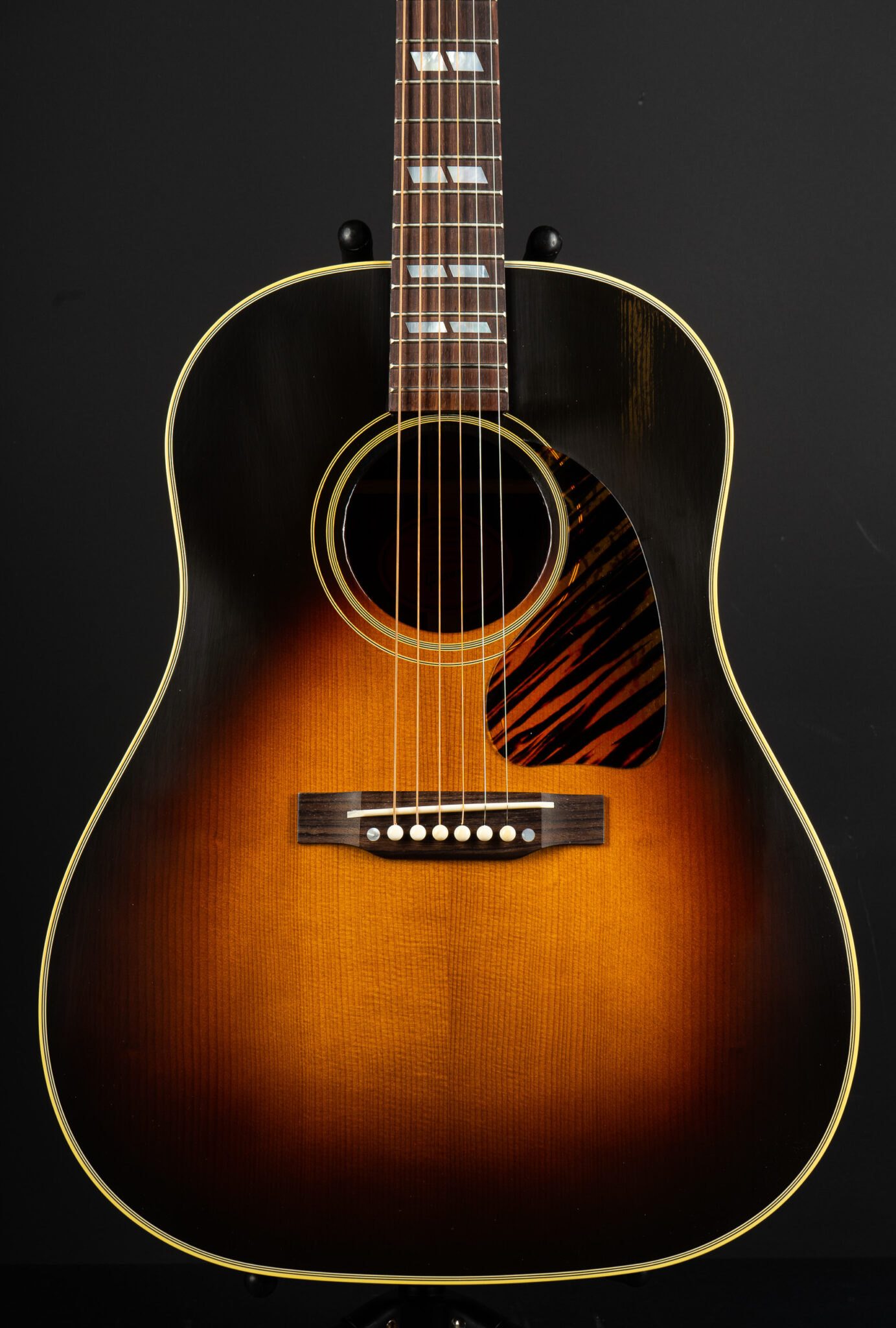 Gibson Custom Shop 1942 Banner Southern Jumbo – Sunburst – GuitarPoint