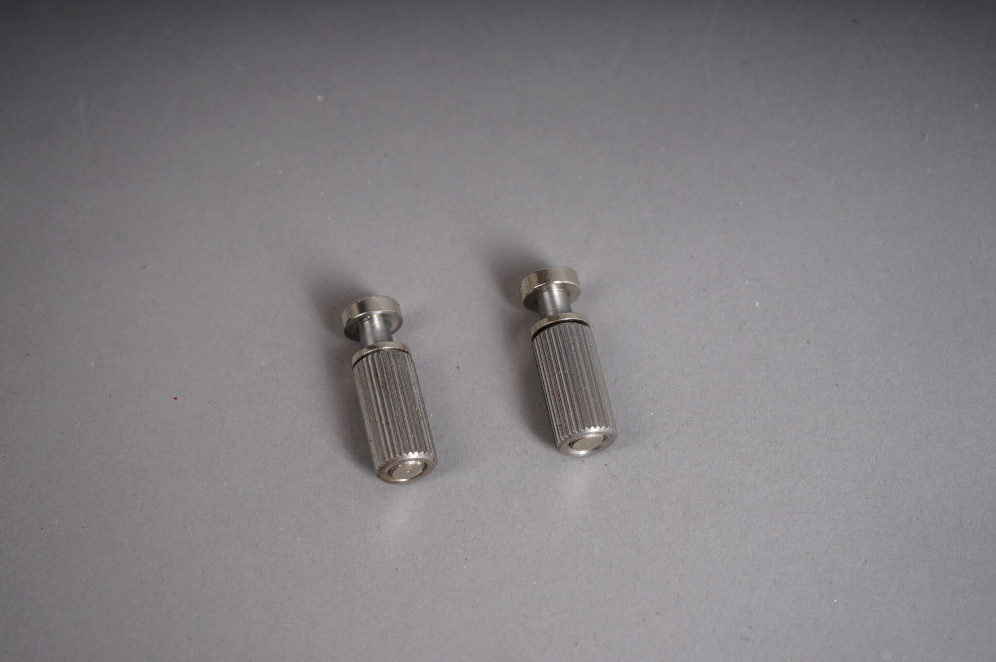 https://guitarpoint.de/app/uploads/products/pigtail-music-50s-tailpiece-studs-and-bushings-vintage-length-1/Pigtail-stud-bushing-3-scaled-2048x1362.jpg